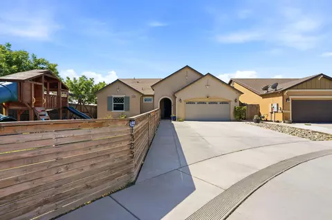 Exterior - 1383 E Donnybrook Pl, Hanford, CA 93230 photo 3 of 13