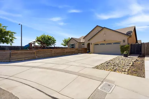Exterior - 1383 E Donnybrook Pl, Hanford, CA 93230 photo 4 of 13