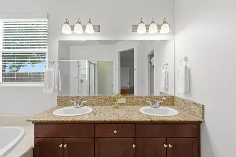 Bath - 1383 E Donnybrook Pl, Hanford, CA 93230 photo 2 of 4