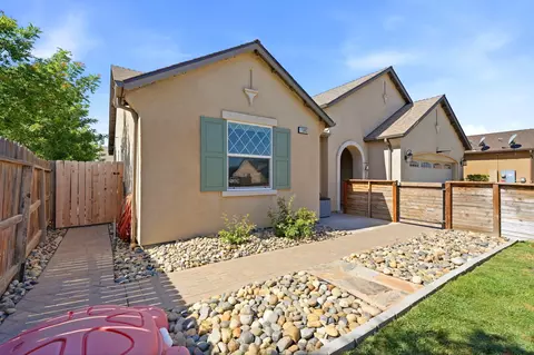 Exterior - 1383 E Donnybrook Pl, Hanford, CA 93230 photo 5 of 13