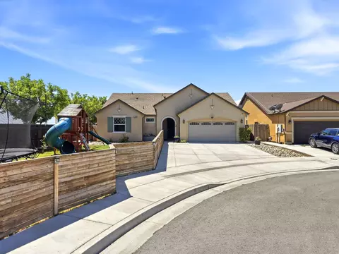 Exterior - 1383 E Donnybrook Pl, Hanford, CA 93230 photo 2 of 13