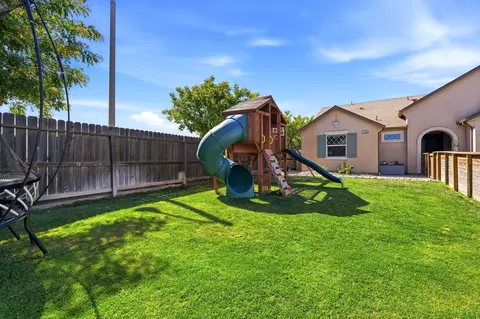 Exterior - 1383 E Donnybrook Pl, Hanford, CA 93230 photo 7 of 13