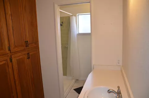 Bath - 339 W Spring Ln, Lemoore, CA 93245 photo 3 of 5