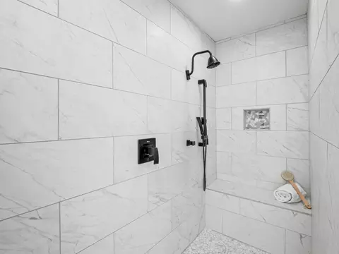 Bath - 1872 Cougar Ln, Clovis, CA 93611 photo 6 of 7