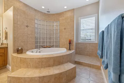 Bath - 760 Saint James Ct, Exeter, CA 93221 photo 2 of 8