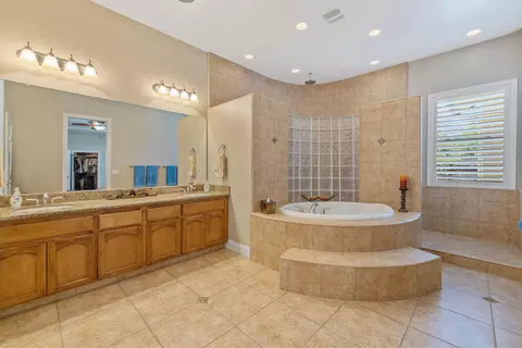 Bath - 760 Saint James Ct, Exeter, CA 93221 photo 1 of 8