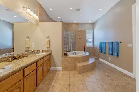 Bath - 760 Saint James Ct, Exeter, CA 93221 photo 4 of 8