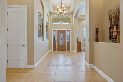 Entry Way - 760 Saint James Ct, Exeter, CA 93221 photo 14 of 16
