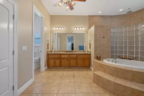 Bath - 760 Saint James Ct, Exeter, CA 93221 photo 5 of 8