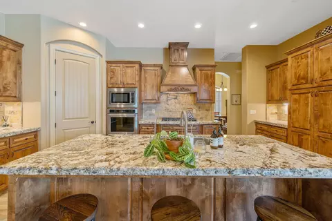 Kitchen - 710 Olivewood Dr, Exeter, CA 93221 photo 4 of 8