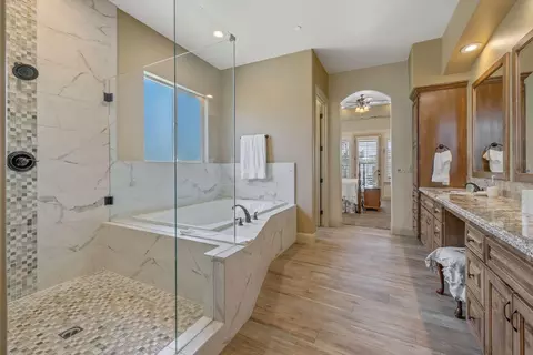 Bath - 710 Olivewood Dr, Exeter, CA 93221 photo 5 of 9