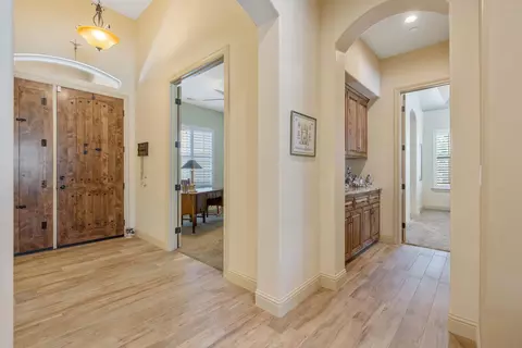 Entry Way - 710 Olivewood Dr, Exeter, CA 93221 photo 10 of 16