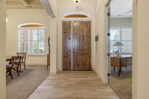 Entry Way - 710 Olivewood Dr, Exeter, CA 93221 photo 4 of 16