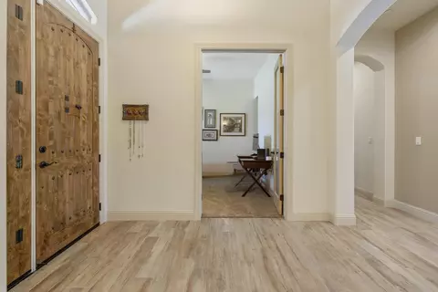 Entry Way - 710 Olivewood Dr, Exeter, CA 93221 photo 3 of 16