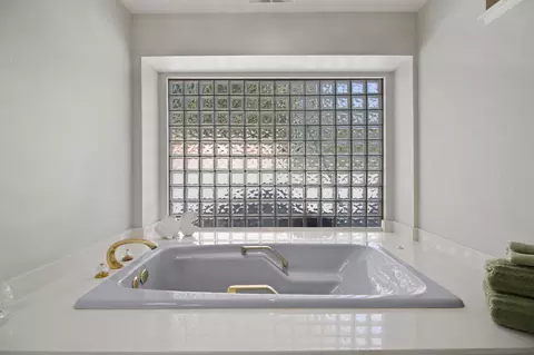 Bath - 1421 E Castleview Dr, Visalia, CA 93292 photo 2 of 4