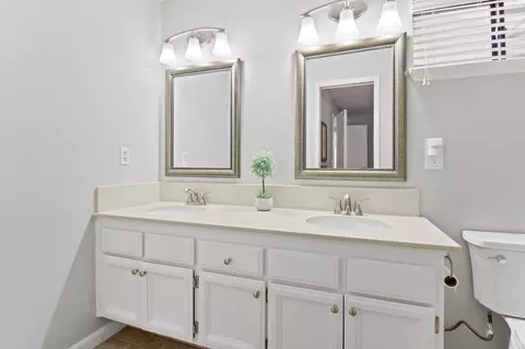 Bath - 1421 E Castleview Dr, Visalia, CA 93292 photo 3 of 4