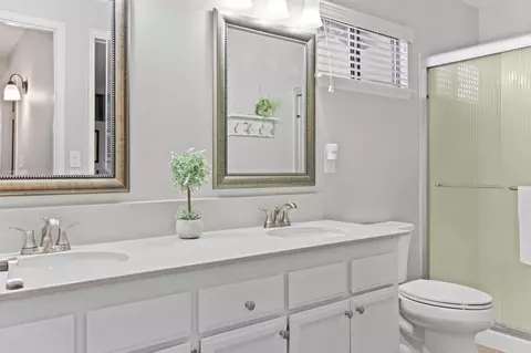 Bath - 1421 E Castleview Dr, Visalia, CA 93292 photo 4 of 4