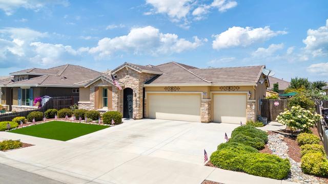 2886 Bell Port Ave, Tulare, CA 93274
