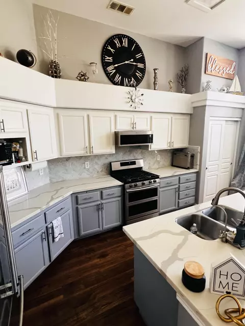 Kitchen - 1344 E Parkview Ct, Visalia, CA 93292 photo 2 of 3