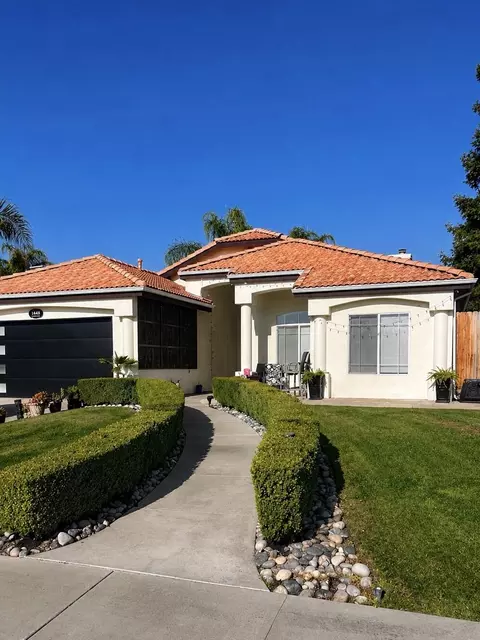 1344 E Parkview Ct, Visalia, CA 93292