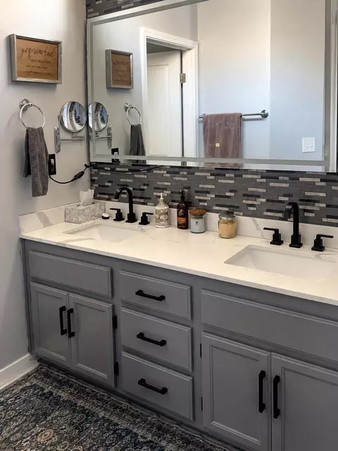 Bath - 1344 E Parkview Ct, Visalia, CA 93292 photo 1 of 2
