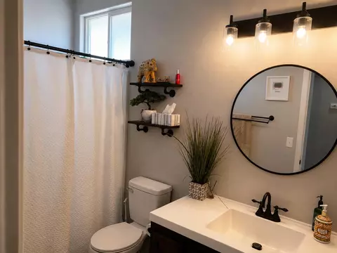 Bath - 1344 E Parkview Ct, Visalia, CA 93292 photo 2 of 2