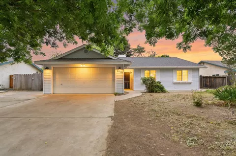 3626 S Chatham Ct, Visalia, CA 93277
