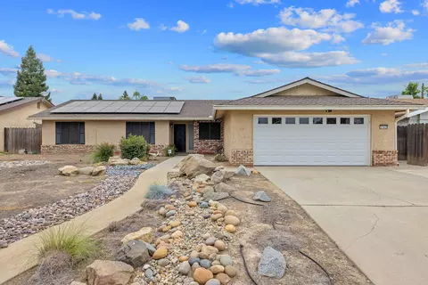 3142 W Sunnyside Ct, Visalia, CA 93277