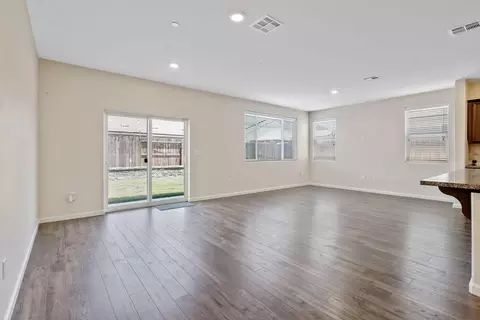 Living - 3518 E Laura Ct, Visalia, CA 93292 photo 3 of 6