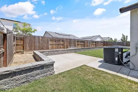 Exterior - 3518 E Laura Ct, Visalia, CA 93292 photo 8 of 10