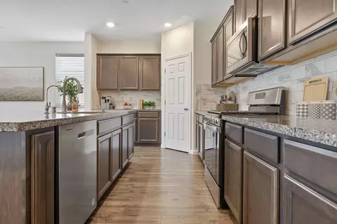 Kitchen - 3518 E Laura Ct, Visalia, CA 93292 photo 4 of 6