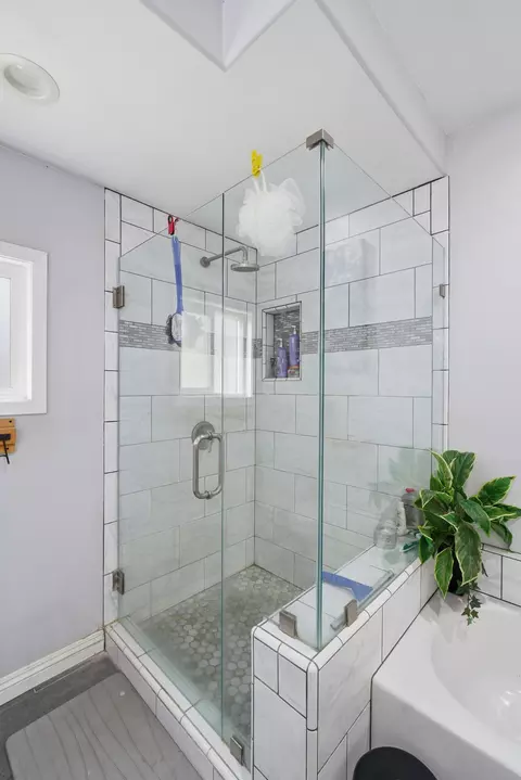 Bath - 33614 Globe Dr, Springville, CA 93265 photo 8 of 10