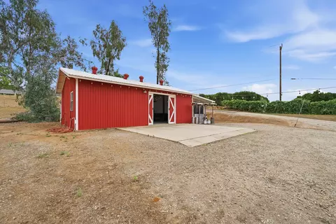 Exterior - 33614 Globe Dr, Springville, CA 93265 photo 8 of 10
