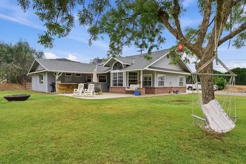 Exterior - 33614 Globe Dr, Springville, CA 93265 photo 2 of 10