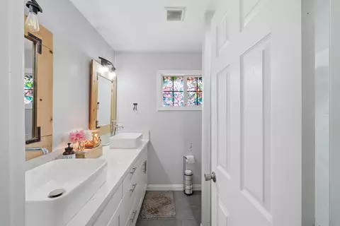 Bath - 33614 Globe Dr, Springville, CA 93265 photo 1 of 10
