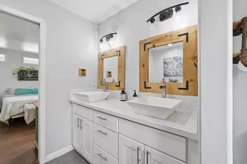 Bath - 33614 Globe Dr, Springville, CA 93265 photo 9 of 10