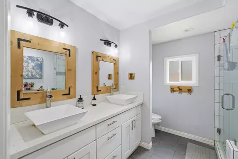 Bath - 33614 Globe Dr, Springville, CA 93265 photo 5 of 10