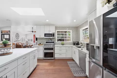 Kitchen - 33614 Globe Dr, Springville, CA 93265 photo 5 of 7
