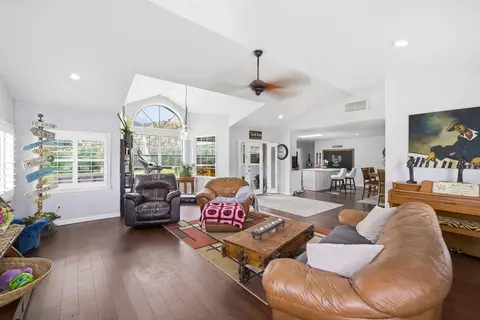 Living - 33614 Globe Dr, Springville, CA 93265 photo 2 of 2