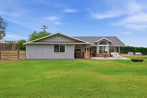 Exterior - 33614 Globe Dr, Springville, CA 93265 photo 4 of 10