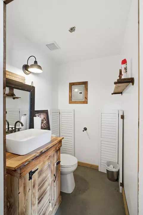 Bath - 33614 Globe Dr, Springville, CA 93265 photo 10 of 10