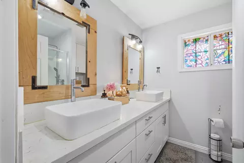Bath - 33614 Globe Dr, Springville, CA 93265 photo 2 of 10