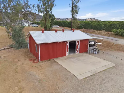 Exterior - 33614 Globe Dr, Springville, CA 93265 photo 7 of 10
