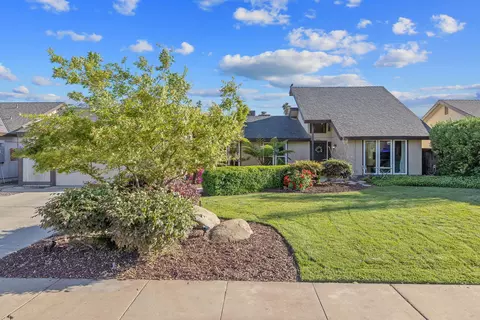4211 W Nicholas Ave, Visalia, CA 93291