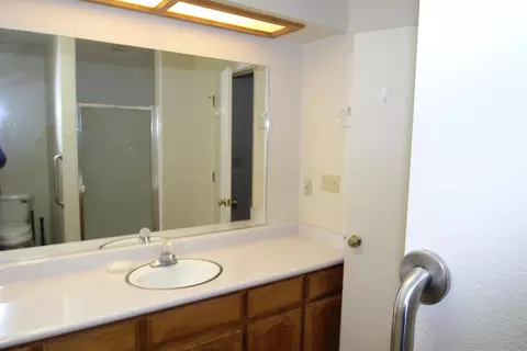 Bath - 265 Pierpoint Dr, Springville, CA 93265 photo 7 of 7