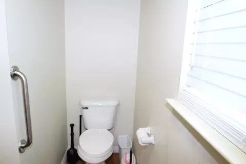 Bath - 265 Pierpoint Dr, Springville, CA 93265 photo 5 of 7