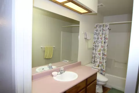 Bath - 265 Pierpoint Dr, Springville, CA 93265 photo 2 of 7