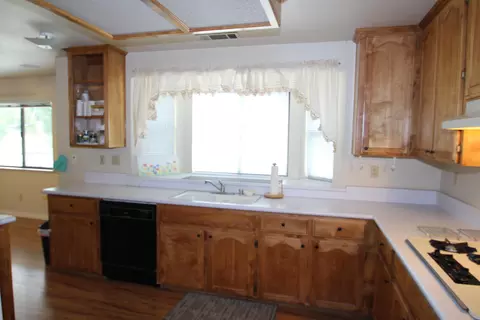 Kitchen - 265 Pierpoint Dr, Springville, CA 93265 photo 2 of 4
