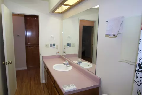Bath - 265 Pierpoint Dr, Springville, CA 93265 photo 3 of 7