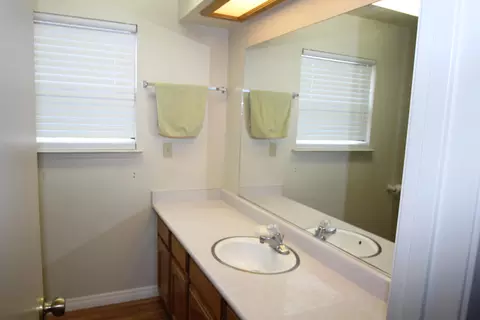 Bath - 265 Pierpoint Dr, Springville, CA 93265 photo 4 of 7
